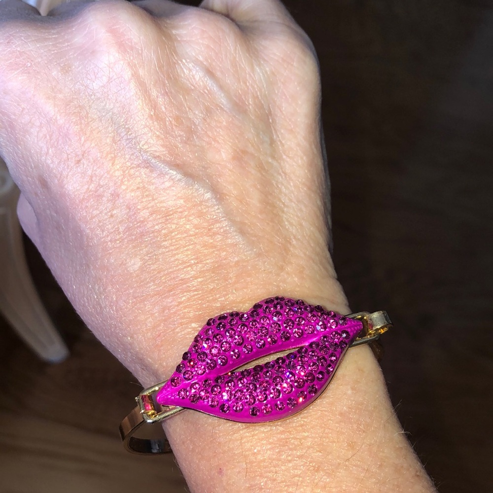 NATASHA COUTURE PINK CRYSTAL LIPS GOLD BANGLE BRACELET NWOT